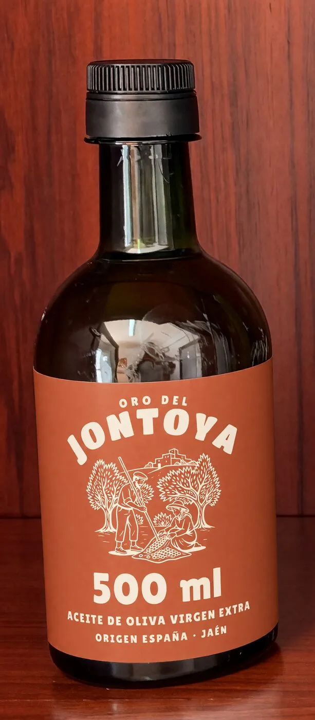 Botella de 500 ml de Oro del Jontoya con la etiqueta teja