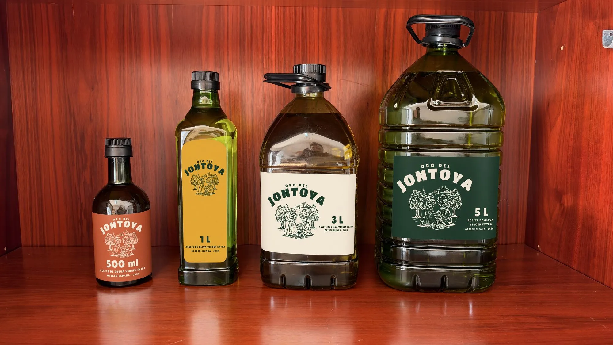 Los cuatro formatos de Oro del Jontoya en una balda: 500 ml teja, 1 L mostaza, 3 L crema y 5 L verde