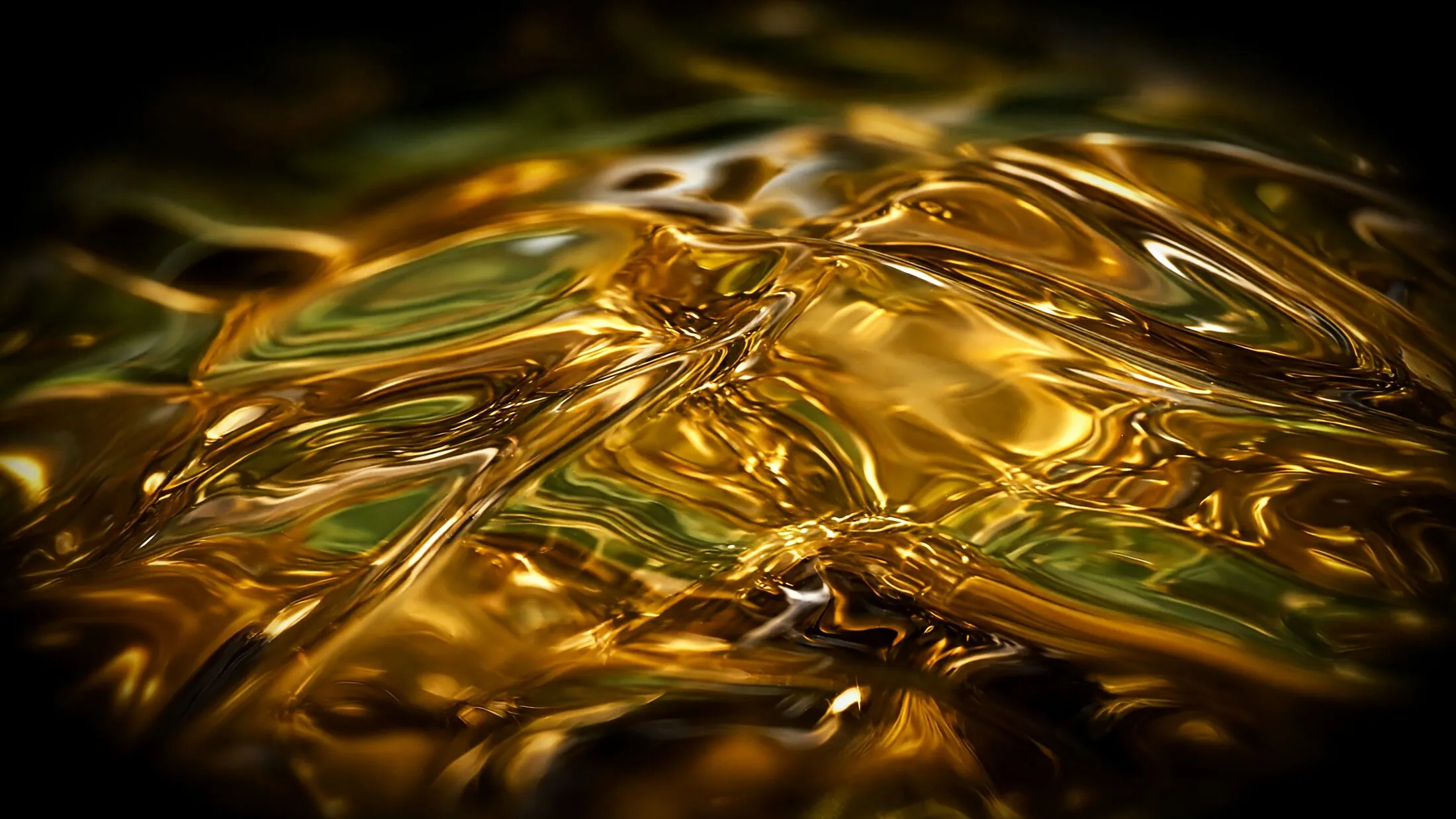 Superficie de aceite de oliva en reposo, con reflejos dorados y verdes